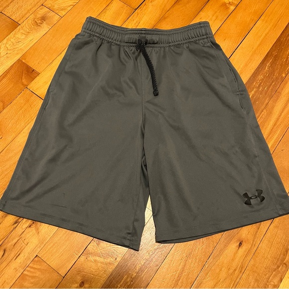 Boys Under Armour shorts - Picture 1 of 5